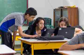  Escolas estaduais do Paraná promovem cadastro de alunos para mercado de trabalho